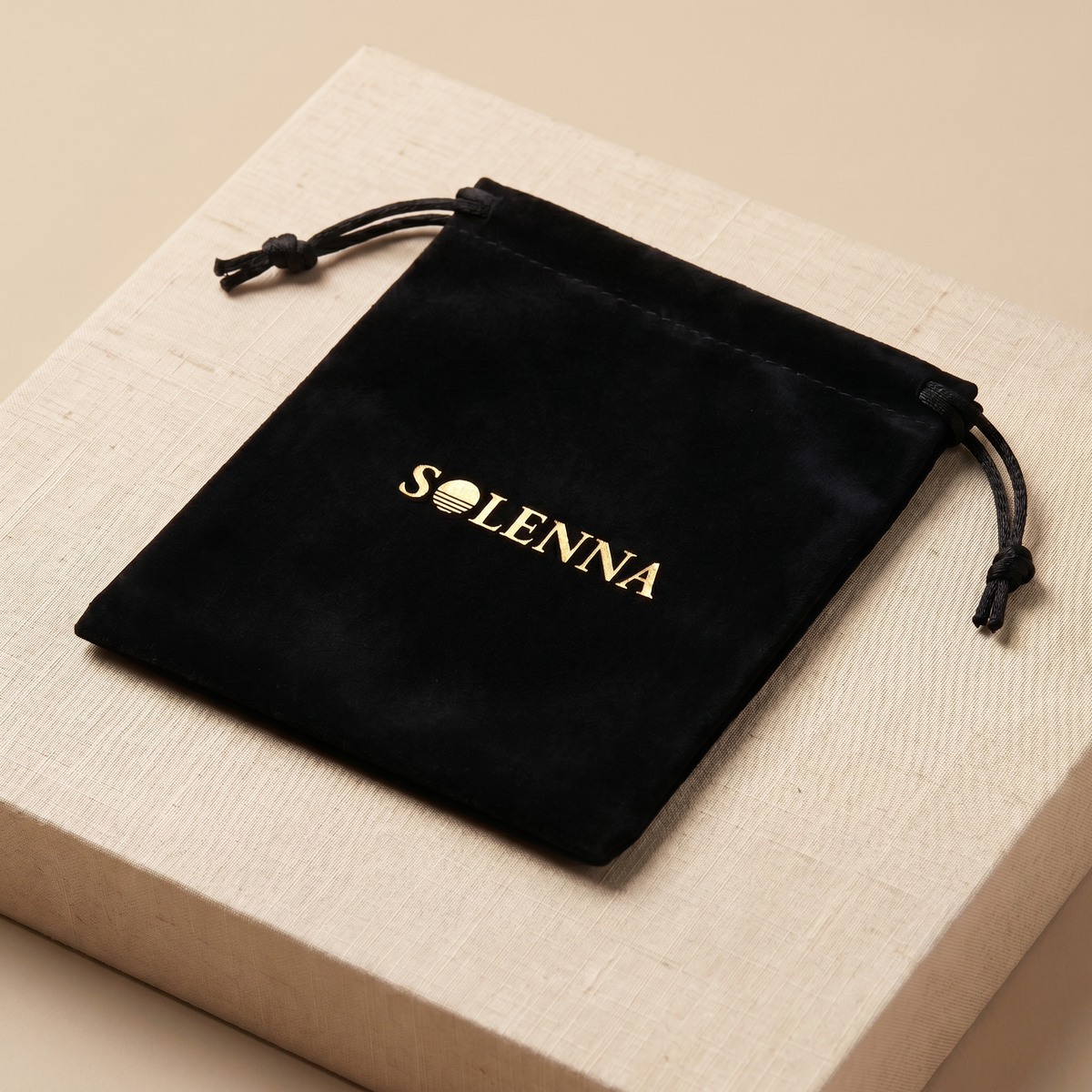 Solenna belt bundle with included velvet-touch travel pouch for straps and buckles